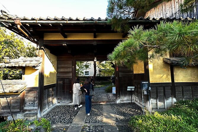 1-Day Winter Tour From Nozawa Onsen: Snow Monkeys, Zenko-ji Temple & Sake - Finishing with Nagano sake
