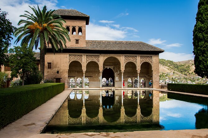 Alhambra Tour and Nazaries Palaces with Hammam Massage Experience - Why this Alhambra and hammam pairing works