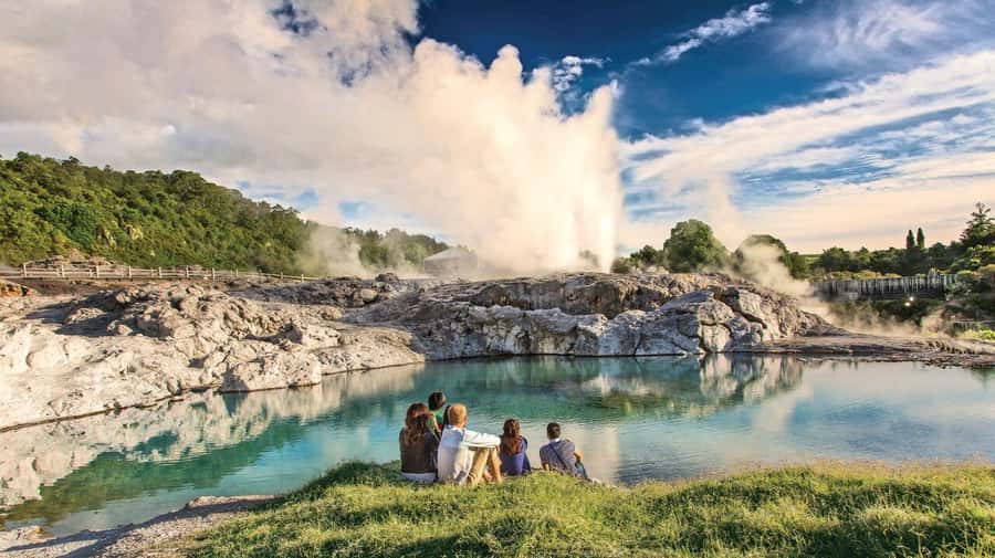 Auckland: Full-Day Trip to Rotorua Geothermal Valley - Te Puia’s 60 hectares of steam and fire