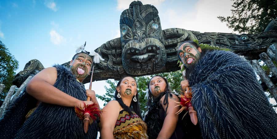 Auckland: Rotorua Māori Cultural & Geothermal Tour & Lunch - Hangi lunch and the taste of the earth oven