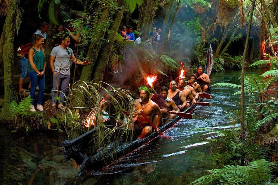 Auckland: Rotorua Māori Cultural & Geothermal Tour & Lunch - Why the small-group format helps