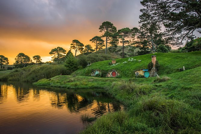 Auckland to Hobbiton Movie Set and Rotorua's Geothermal Valley - Why this Auckland day trip works