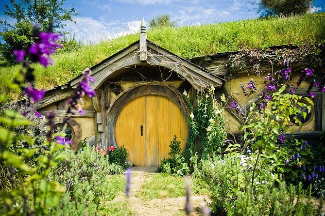 Auckland to Hobbiton Movie Set and Rotorua's Geothermal Valley - The 6:00 a.m. start from Auckland