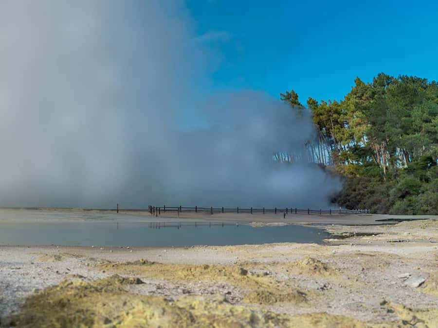 Auckland: Wai-O-Tapu, Maori Haka & Hot Springs Rotorua Tour - A Māori haka at Whakarewarewa