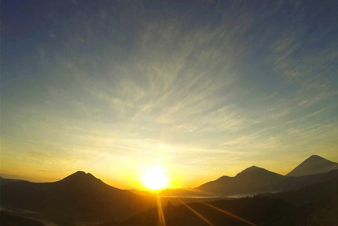 Bali Sunrise Trekking and Natural Hot spring Tour - Why Mount Batur makes a strong sunrise outing