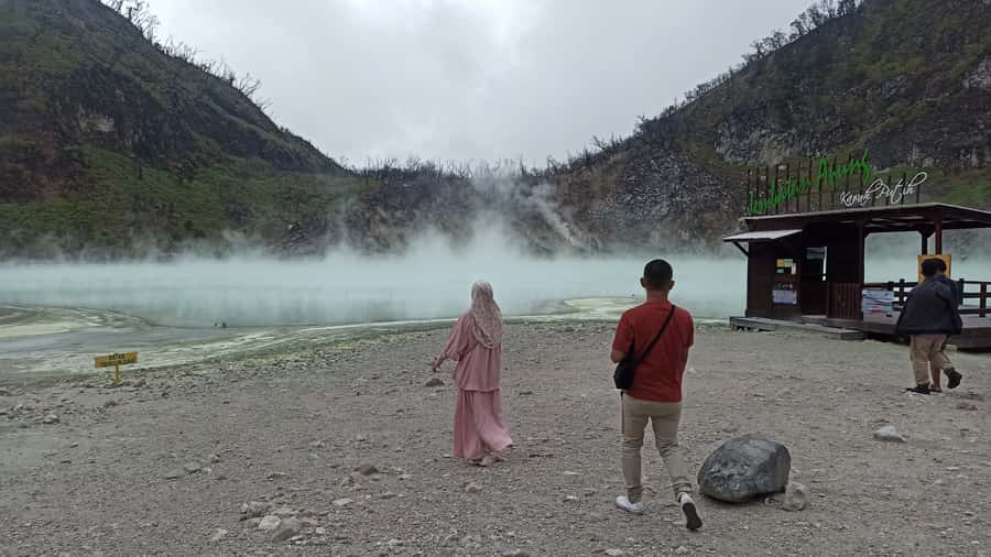 Bandung: White Crater Hotspring Tea Plans And Lunch Included - What the guides add to the day