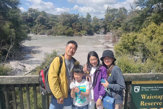 Boutique tour , Mt Maunganui, NZ farm, Rotorua lakes/geothermal - Lunch by Lake Rotorua is simple and separate