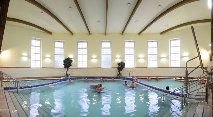 Budapest: Dandar Thermal Bath Full-Day Admission - Indoor and outdoor pools with mineral water