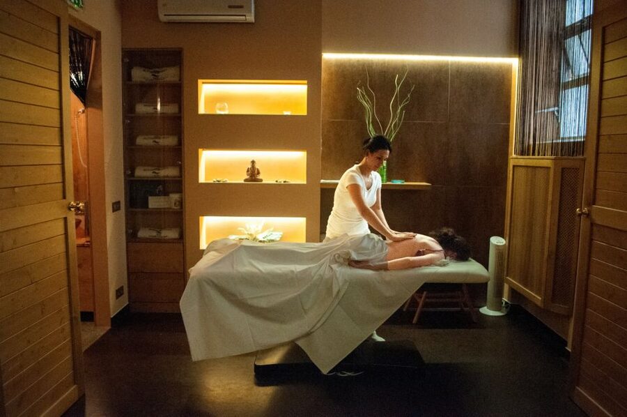 Budapest: Full-Day Gellért Spa Ticket - Why Gellért Spa feels different from an ordinary pool