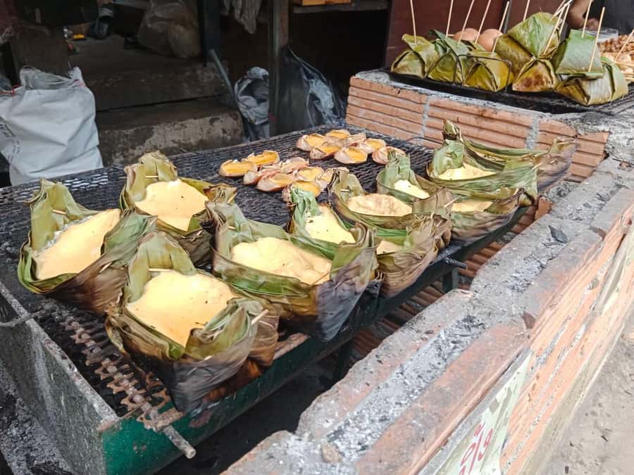 Chiang Mai: Mae Kampong Village, Hot Springs & Bor Sang Tour - Lunch beside the river