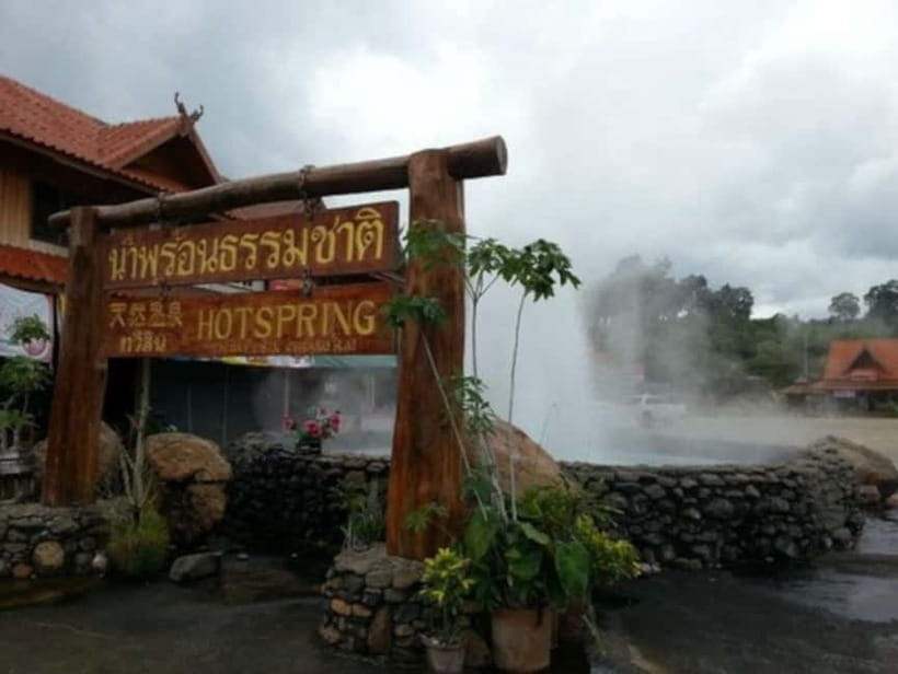 Chiang Mai to Chiang Rai: 3 Temples & Hot Springs & Pickup - Why Chiang Rai’s temples feel so different