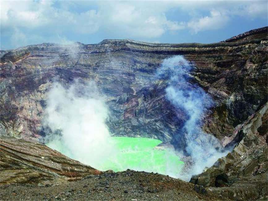 From Fukuoka: Mount Aso, Kurokawa Onsen, and Shrine Tour - Nakadake Crater and the power of Mount Aso