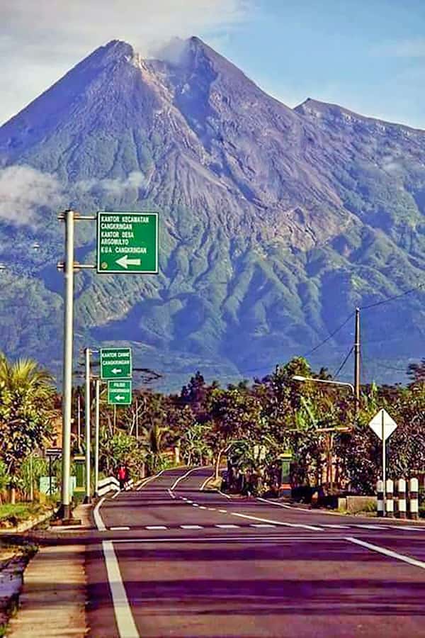 From Jakarta : Volcano, Tea & Rice Fields, Hot Spring - Lunch and a taste of Bandung