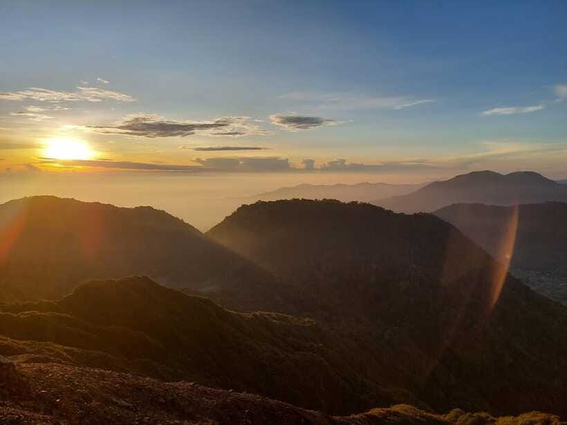 From Medan: Mount Sibayak Sunrise Hike & Natural Hot Spring - How the guides affect the day