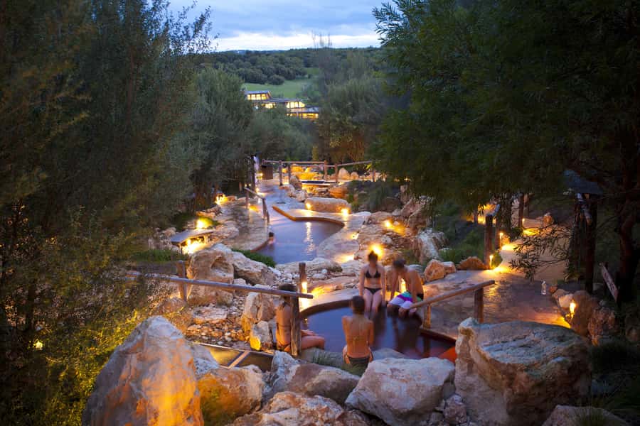 From Melbourne: Peninsula Hot Springs & Bathing Boxes Tour - Eating, lockers, and what to pack
