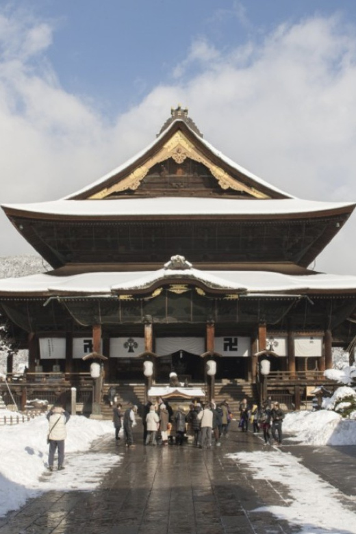 From Nozawa Onsen: Snow Monkeys and Zenko-ji Day Trip & Sake - A warm local lunch after the cold