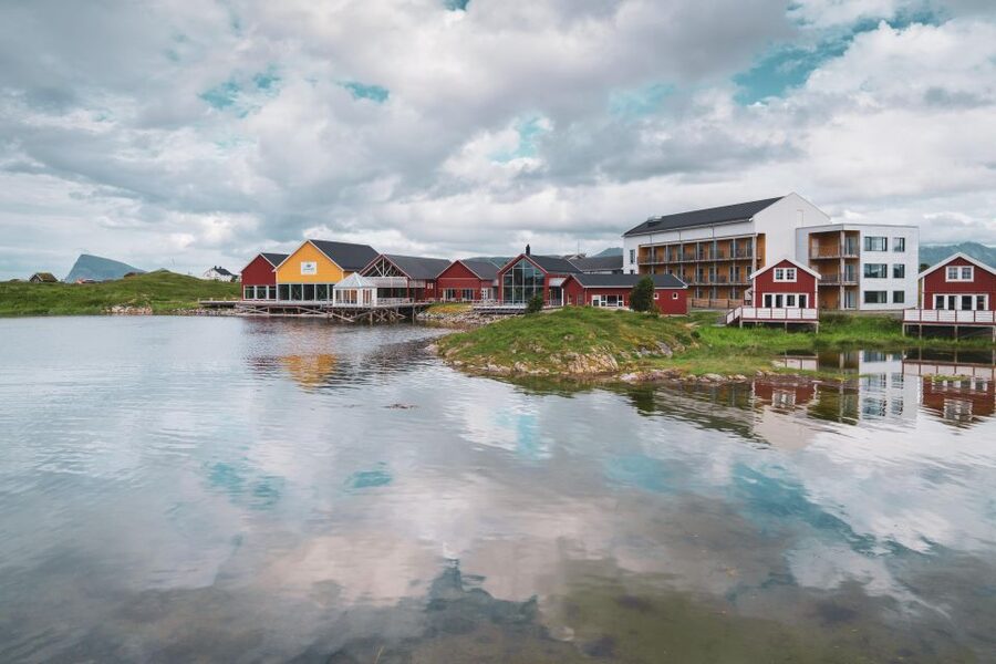 From Tromsø: Kayak trip with lunch and sauna at Sommarøy - The 7:10 return bus and the value of the full package