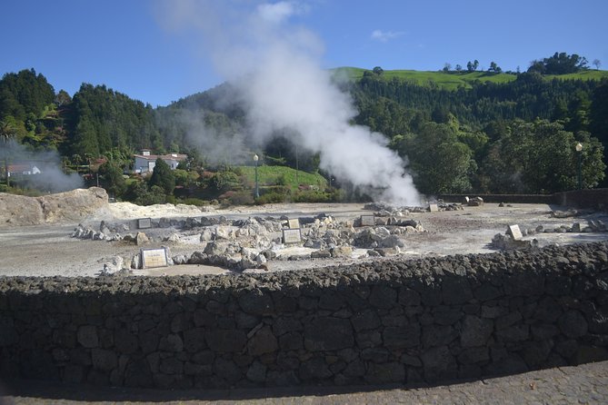 Full Day Furnas, Volcano stew and hot springs - Caldeira das Furnas: watching cozido cook underground