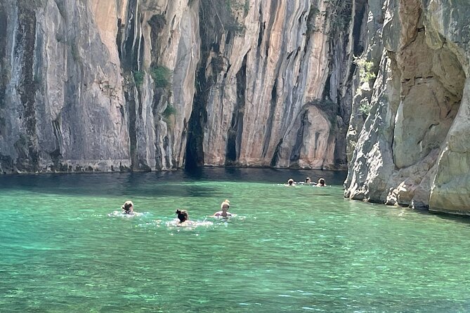 Hiking in Montanejos and swim in Thermal Springs - OFFICIAL GUIDE - Climbing above the Maimona ravine