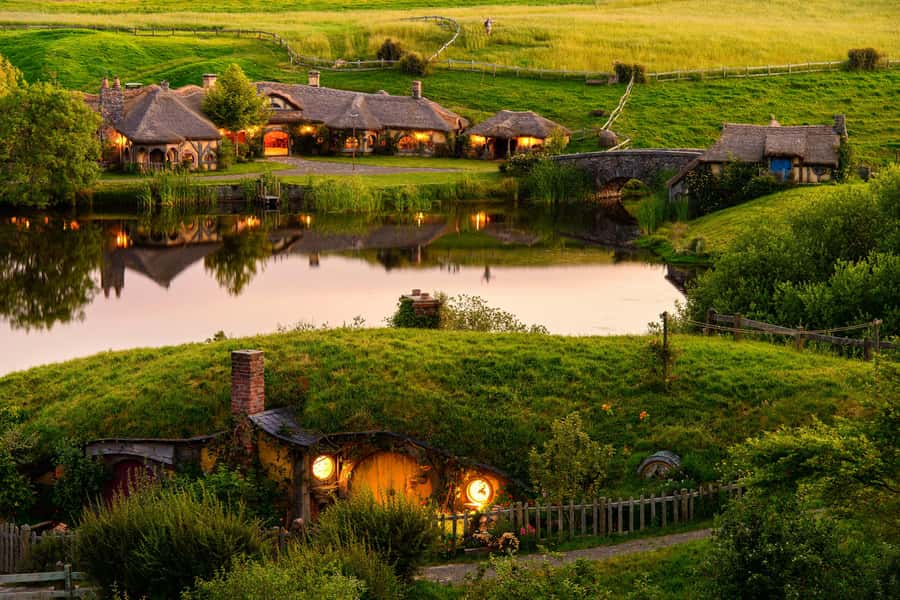 Hobbiton Movie Set & Te Puia Geothermal Valley Private Tour - Māori village, carving, and weaving