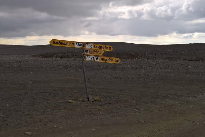 Hot springs and waterfalls, private super jeep tour - Aldeyjarfoss and its basalt frame