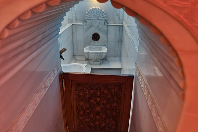 Istanbul : Historical Turkish Bath Experience in Old City - Public or semi-private: choose with care