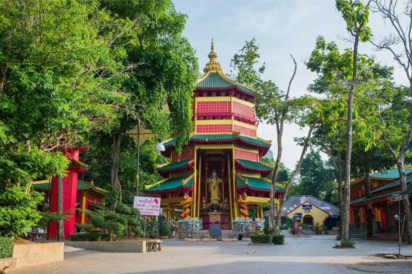 Krabi: Emerald Pool, Hot Springs & Krabi Town Day Tour - Walking to the Emerald Pool