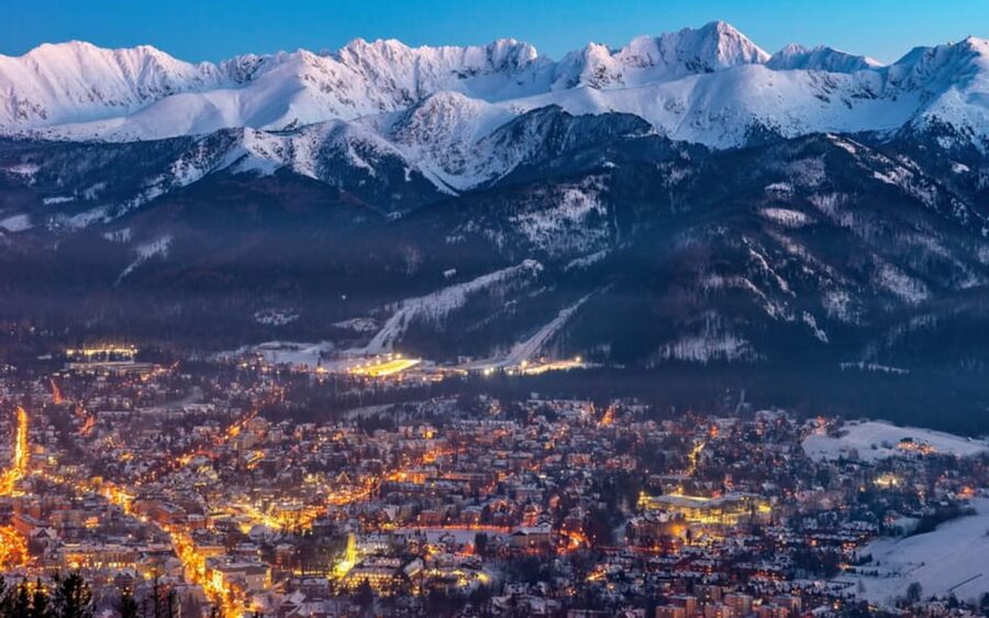 KRAKOW ZAKOPANE TOUR CABLE CAR THERMAL BATHS & HOTEL PICKUP - Grilling oscypek over an open fire