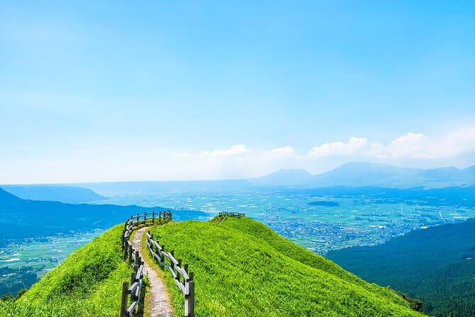 Kyushu: Aso Vocano, Grassland,Onsen and Aso shrine 1-Day Tour - Reaching the active Nakadake Crater