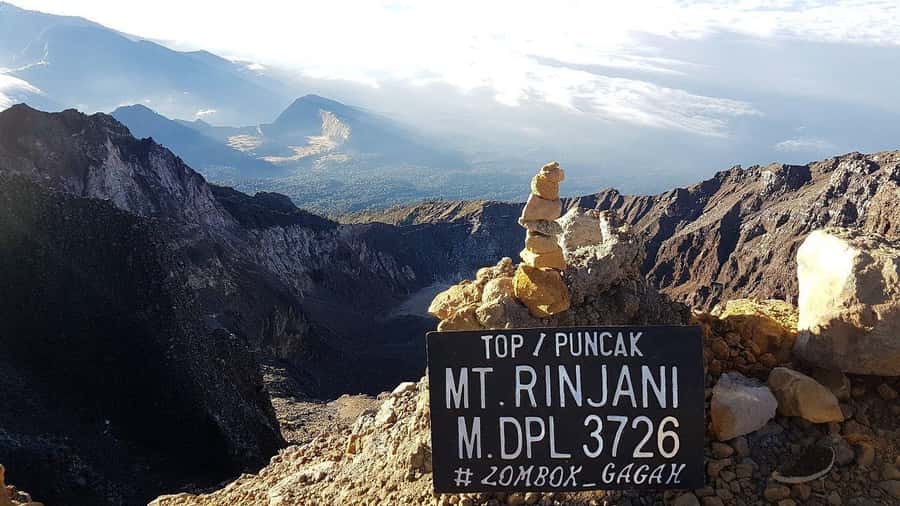 mount rinjani 3D/2N summit,lake.hot spring and crater rim - Day one: Sembalun grasslands to the 2,639-metre crater rim