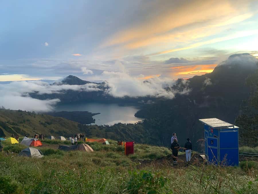 Mount Rinjani Trekking 2D/1N Summit Sunrise & Sunset Views - The guide and porter team