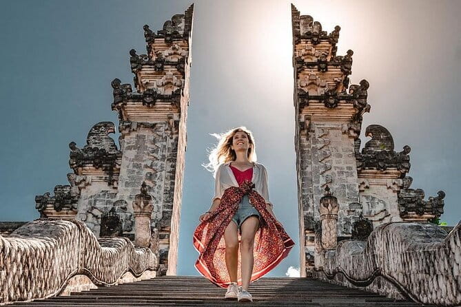 North Bali highlights: Buddhist temple, Waterfall & hot spring - Ulun Danu Bratan provides the signature view