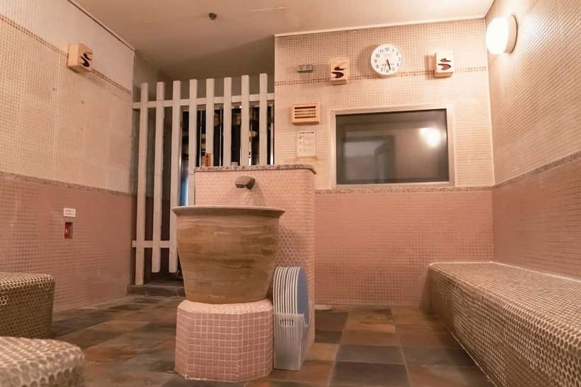 Osaka: Tennen Onsen Naniwa-no-Yu, the famous hot spring spa - Arriving at the eighth-floor bath