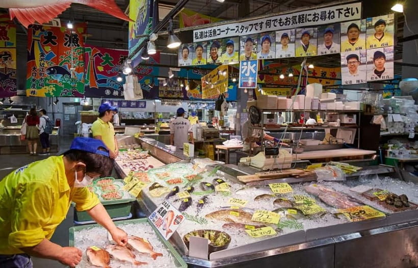 Osaka: Wakayama Cat Train, Seafood market, Hot Springs Tour - A traditional bath at Toretore Onsen