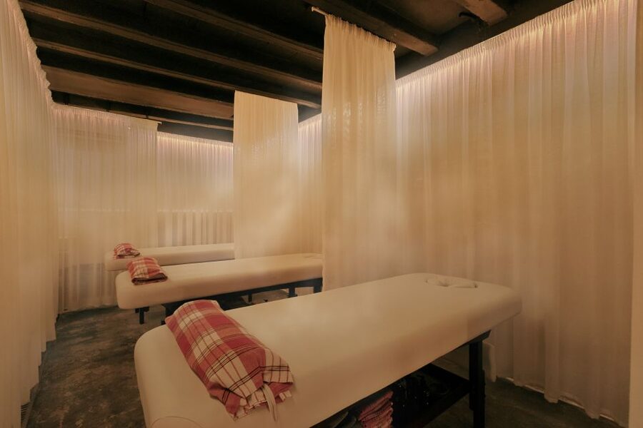 Palma: Hammam Al Àndalus Bath Session with Massage Options - Entering the Hammam in Central Palma
