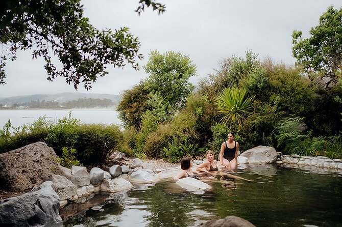 Polynesian Spa Rotorua: Deluxe Lake Spa Hot Spring Bathing - Changing rooms, recliners, and the indoor lounge