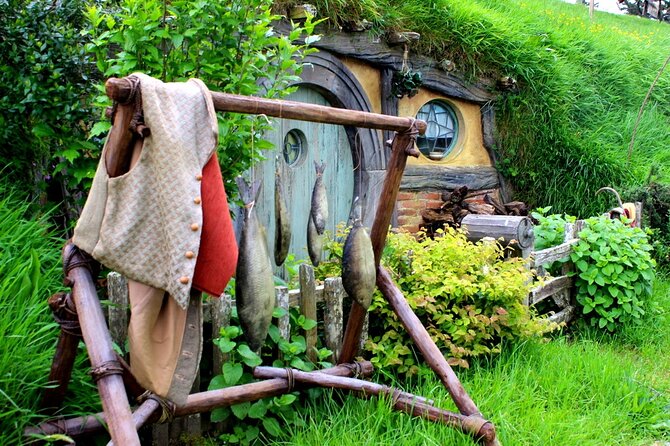 Private 2 Day Tour: Hobbiton, Waitomo, Rotorua Geothermal & Hamilton Gardens - Te Puia: geysers, Māori arts, and kiwi birds
