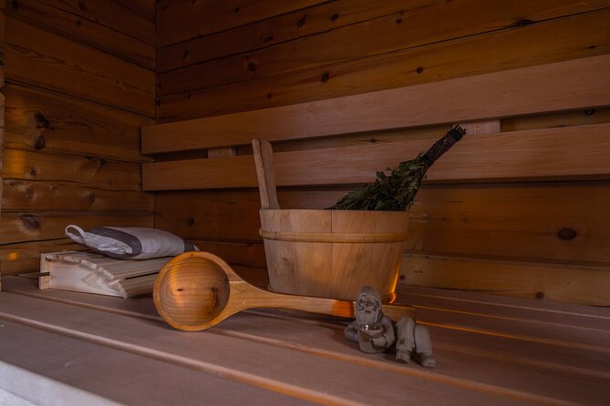 Private tour: Lappish evening (sauna, jacuzzi and dinner) - The private cottage and lakeside setting