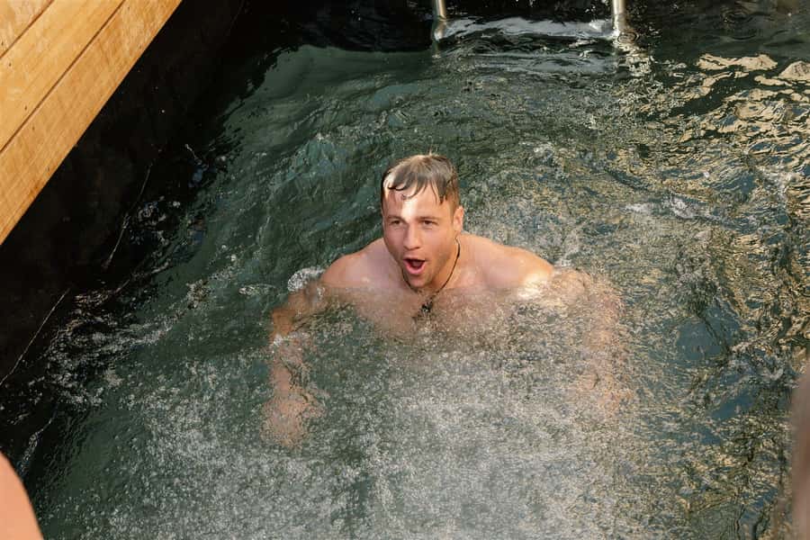 Queenstown: Floating Sauna Experience on Lake Whakatipu - What to bring, and what to leave behind
