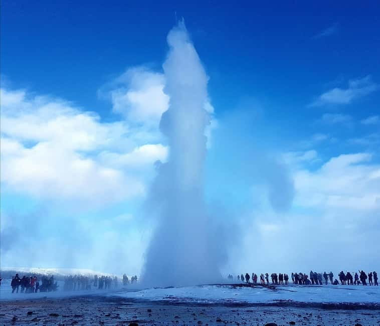 Reykjavík: Golden Circle, 2 Geysers & Geothermal Bakery Tour - Gullfoss, Iceland’s golden waterfall