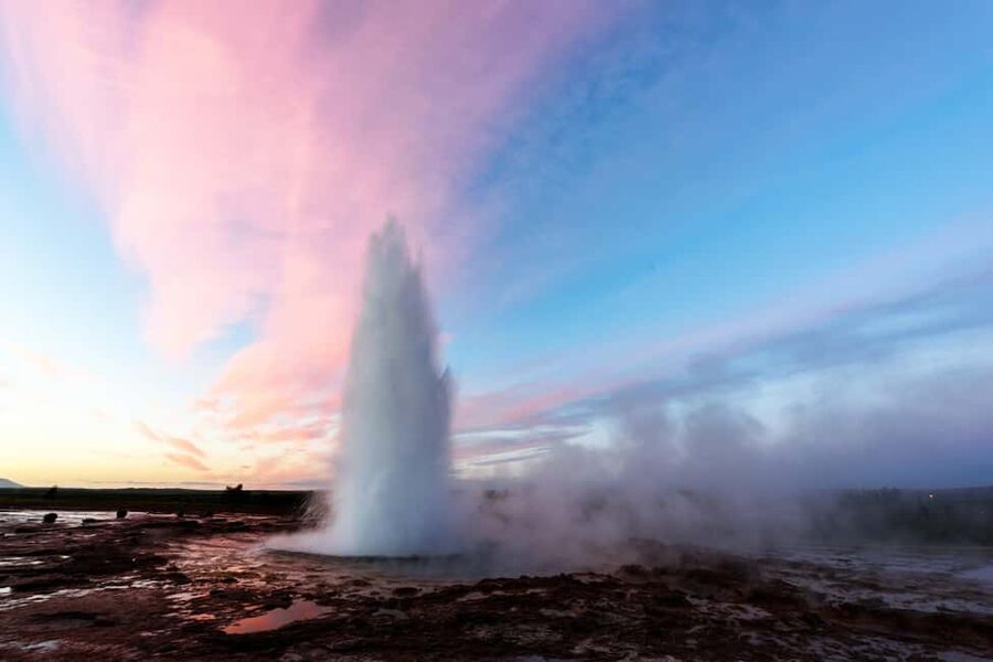 Reykjavik: Golden Circle, Geothermal Lagoon & Fridheimar - Pickup in Reykjavík and the ride south