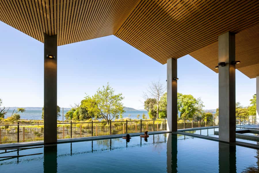 Rotorua: Wai Ariki Hot Springs & Spa 1hr Restorative Bathing - Arriving beside Lake Rotorua