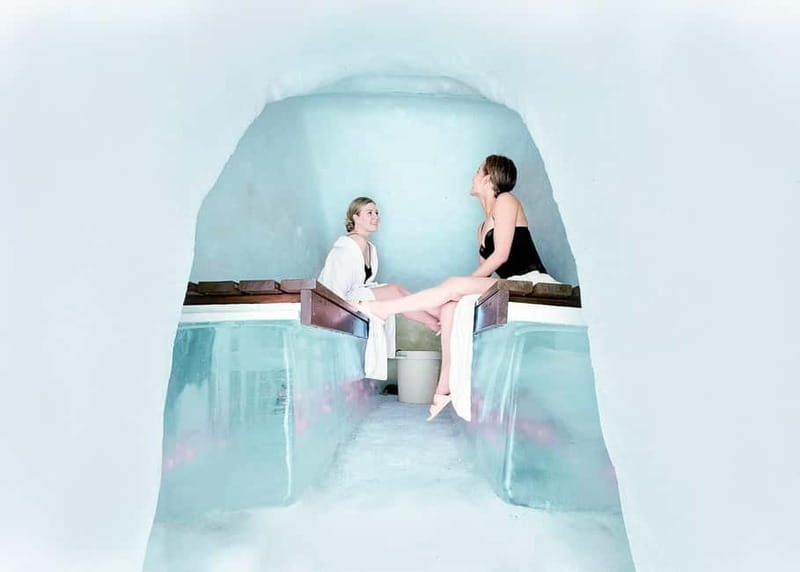 Rovaniemi: Ice Restaurant Dinner with Snow Sauna & jacuzzi - Walking through a hotel made entirely of snow