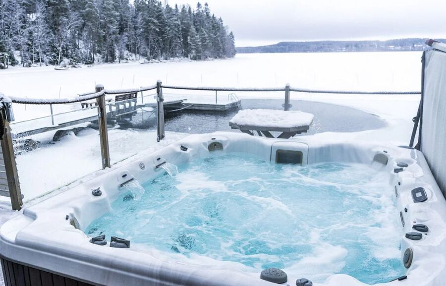 Rovaniemi: Northern Lights Trip with Arctic Sauna & Jacuzzi - The unusual ice sauna option