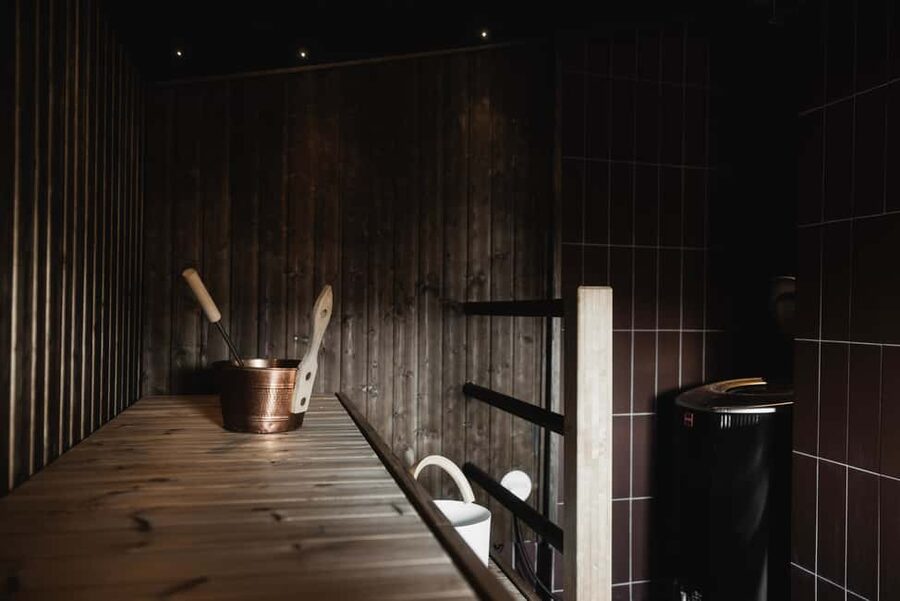 Rovaniemi: Private Sauna and Lounge - Using the sauna and shower room