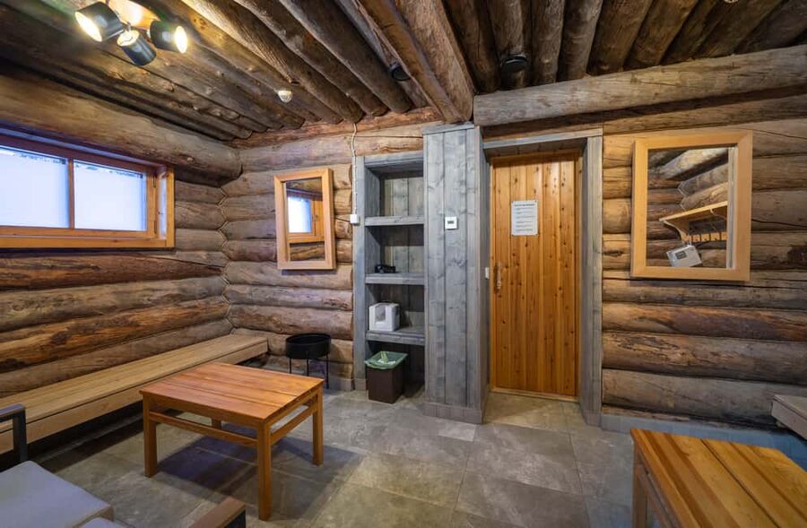 Saariselkä: Kuukkeli Saunaworld (Smoke Sauna) - Warm water, cold plunge, and the indoor pool