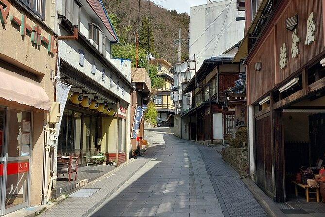 Snow Monkey Park, Soba Lunch and Shibu Onsen Tour - A brief apple pie stop at Enza Cafe