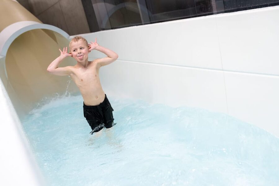 Tromsø: Spa/Pool with Bath, Sauna and Outdoor Heated Pool - The outdoor heated pool and mountain views