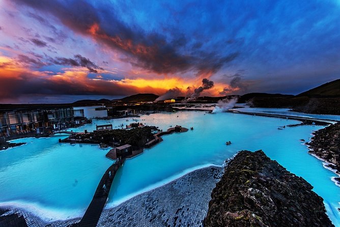 Unique bathing in an Icelandic hot springs at the Blue Lagoon - What the praise gets right