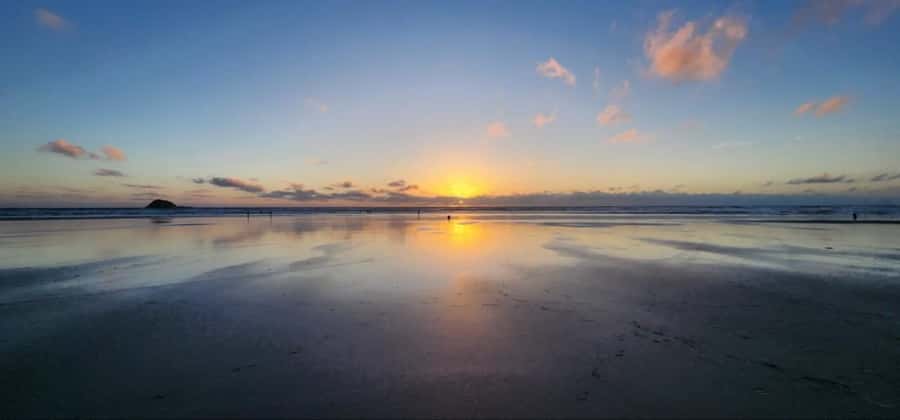 West Auckland: Sunset with Thermal pool & Wine Tasting - Hunting Lodge dinner and wine tasting